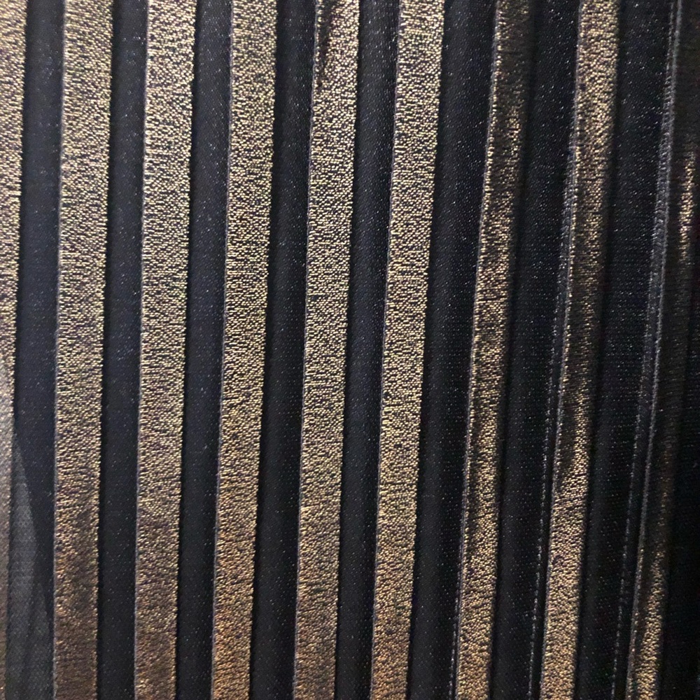 Gold and Black pleated metallic skirt - Picture 3 of 7